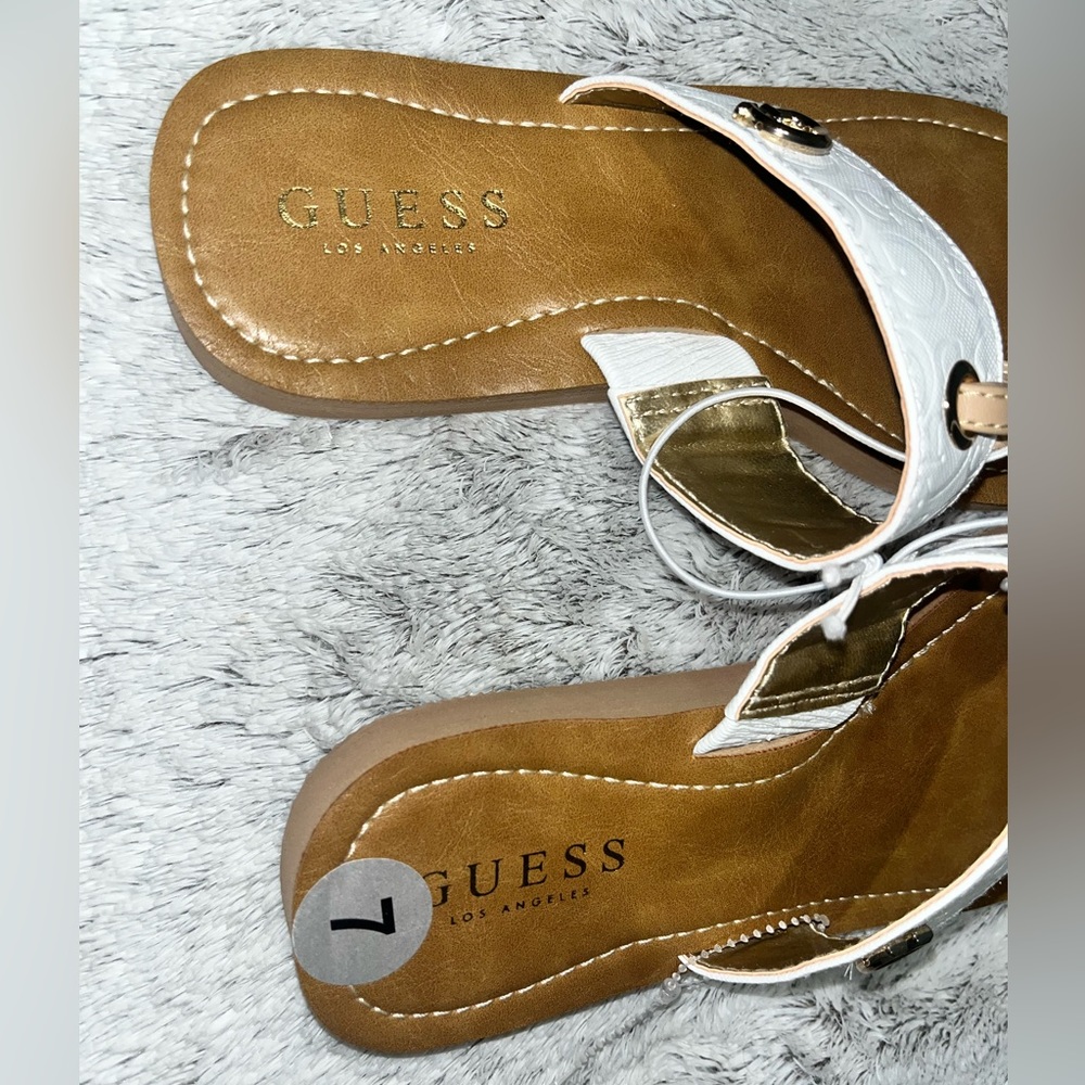 NEWW!! GUESS SANDALS - Picture 2 of 3
